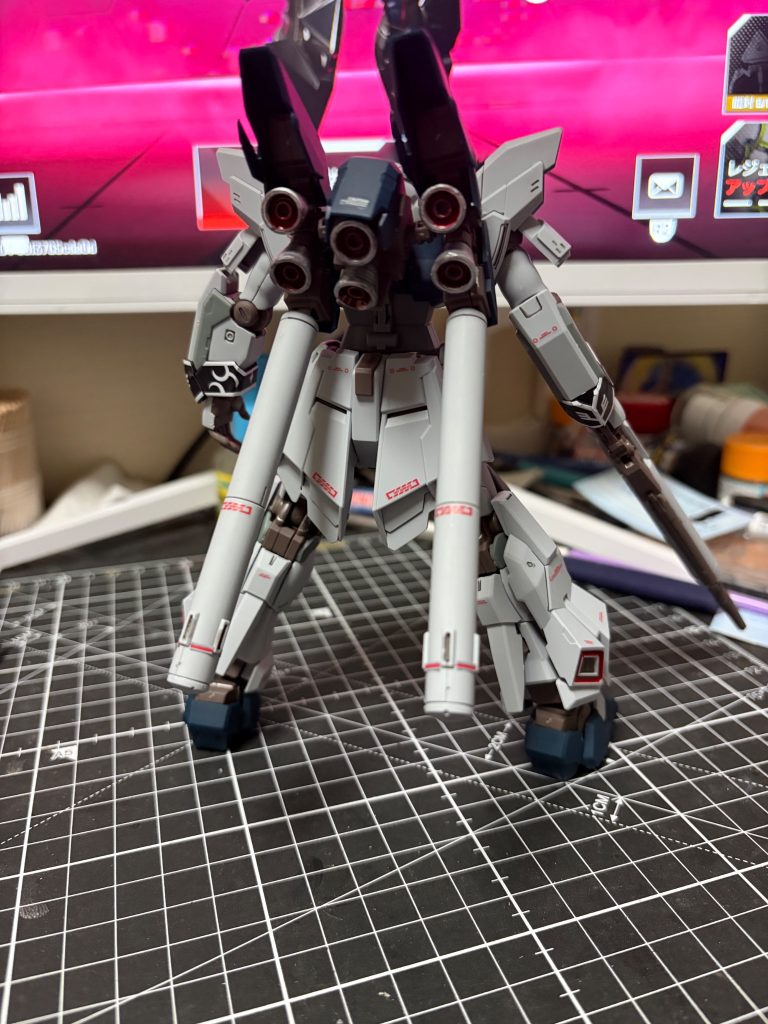 前と後ろはデカールと部分塗装を