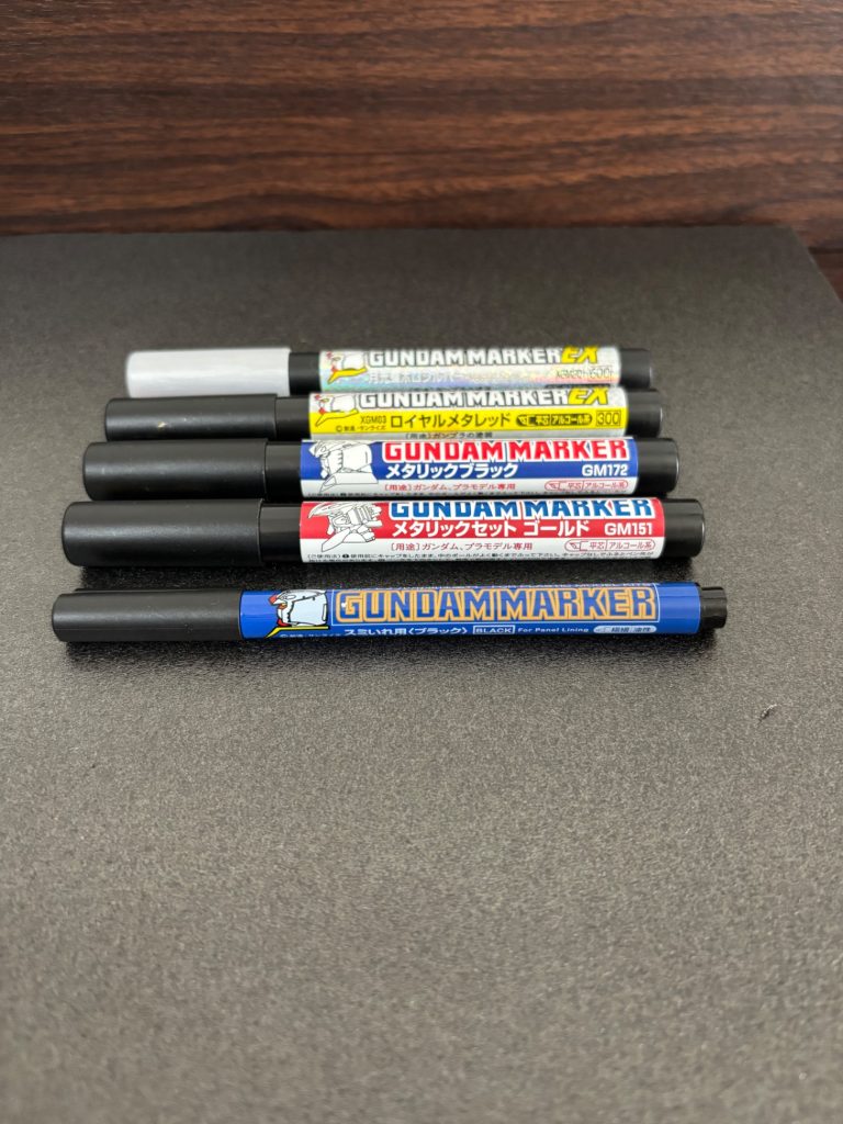 塗料備忘月光蝶ホロシルバーロイヤルメタレッドメタリックブラックメタリックセットゴールドスラスターの穴だけガンダムマーカースミ入れブラックで塗り