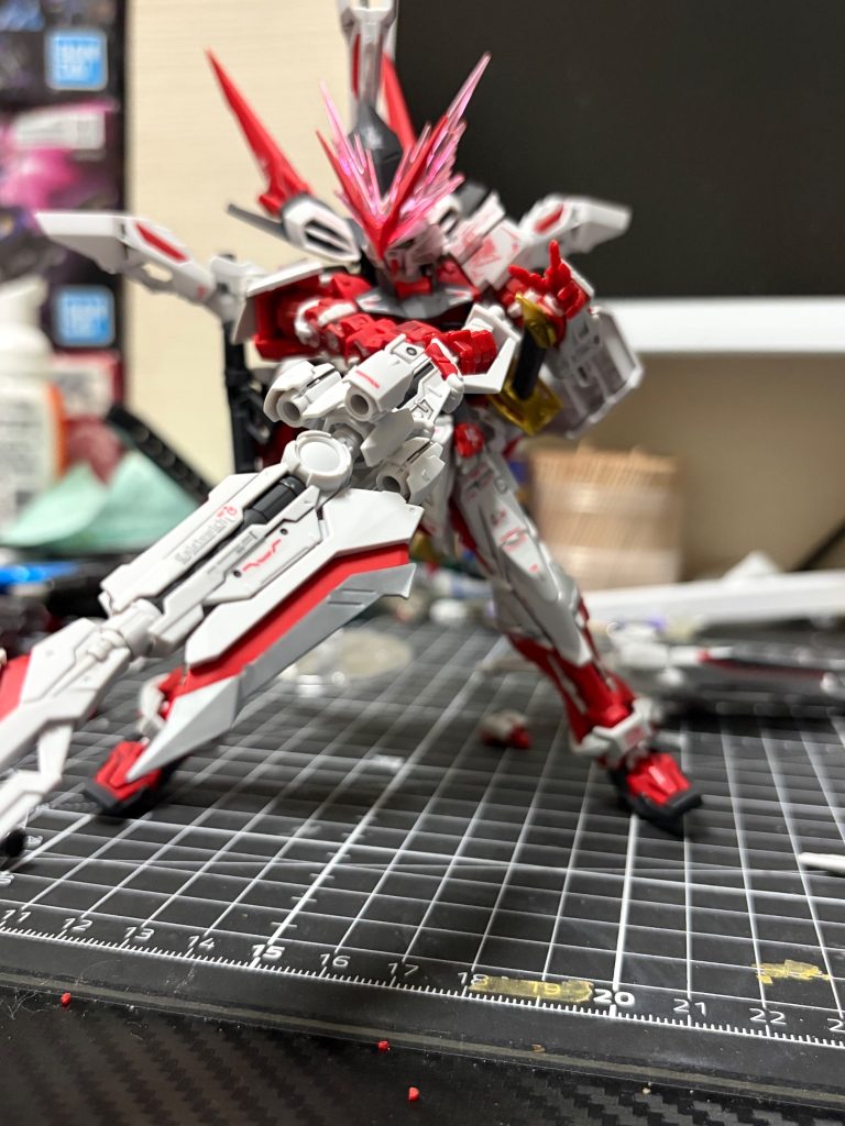 武器を持たせると腕が下がってしまいます