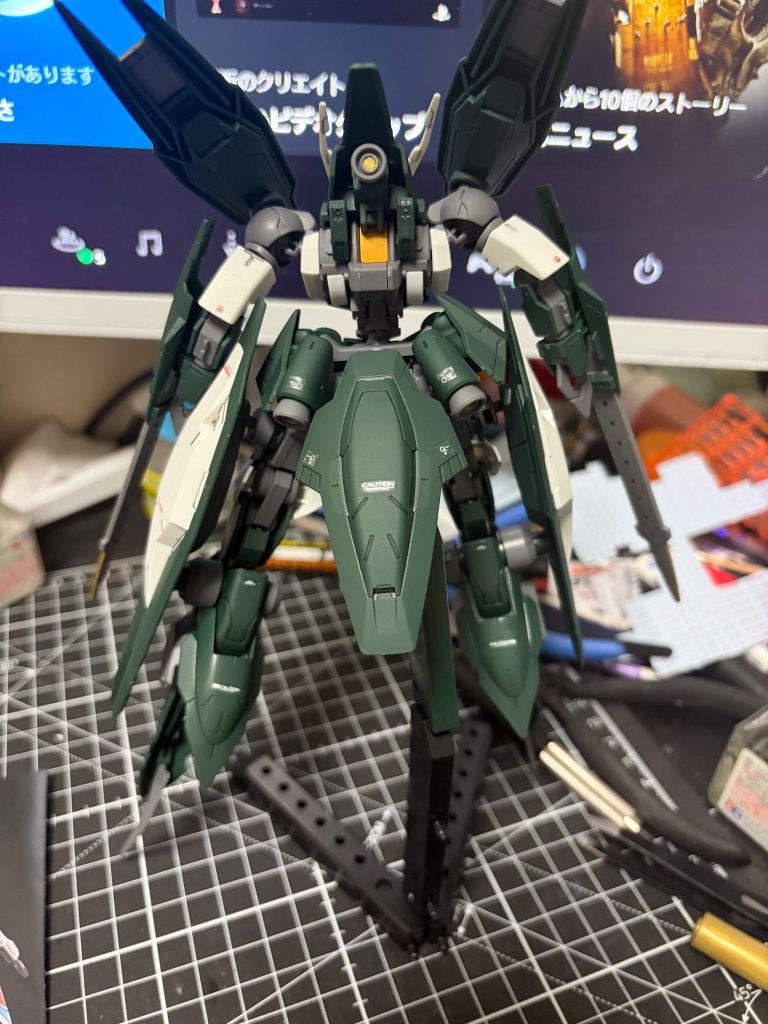 前後。デカールを貼ってディテールしてしてます。