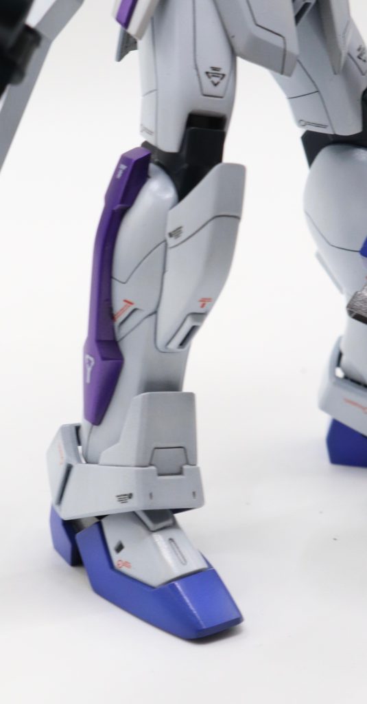 工作面では、アンクルアーマーの埋まっていた通気口？部分を彫り直した程度の軽改造に留めています。（掘るだけで形になったので、元々のキットもここを目指した造形だったのかな、と感じました）