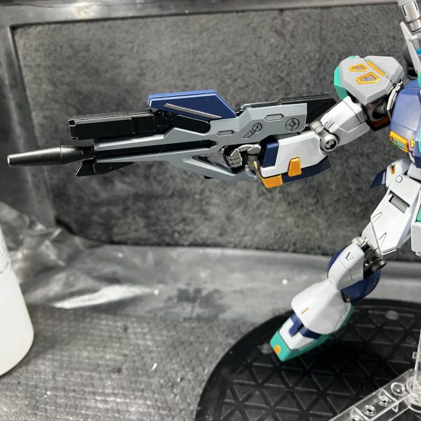 アリュゼウスの脚部です。1日かかってこんなもんです💦ライフルの色分けなんかもやってたので、作業が進んでるのかわからない状態です。余談ですが、アリュゼウス　最新のキットを組んでいるのかイマイチわからなくなります値段でみれば、MGサイコザクなどより高級なのにクオリティーが低い感じがます。HGとMGの差と言えばそれまでですが。無限と思われる作業の中、ふと考えておりました、まぁあまり気にしないで、また見に来てくださいね！よろしくお願いいたします。（2枚目）