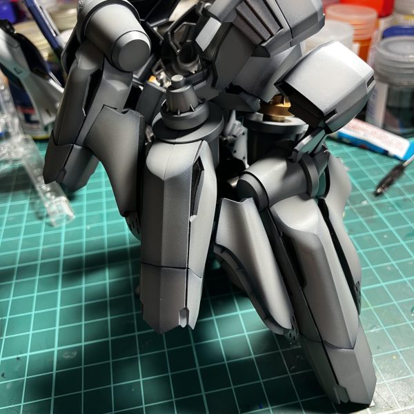 アリュゼウスの足（右）のみ配色&塗装完了です。部位がデカいので各部位ごとに仕上げたほうが良さそうです。塗料とシンナーが湯水のように流れていきますとんでもねぇヤツに、触ってしまいました、ちょいと後悔しておりますwまた作業が進んだら投稿しますので、良かったら見に来てください。よろしくお願いいたします。（3枚目）