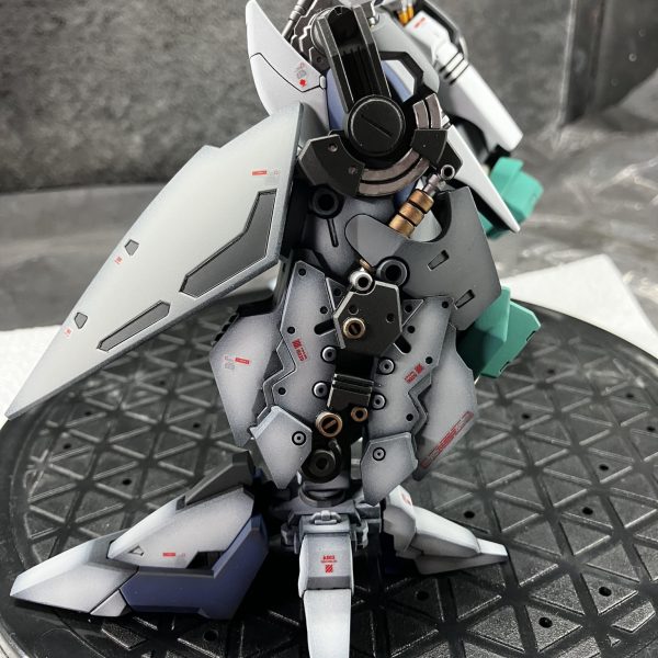 皆様こんちわ。アリュゼウスももうすぐ終わりそうです。本日デカールと最後のパーツの艶消しも終わりました。後は乾燥させて、組み上げれば終了となりますやっと他の機体を組めますw完成次第アップいたしますので、是非共見に来てください。よろしくお願いいたします。（3枚目）