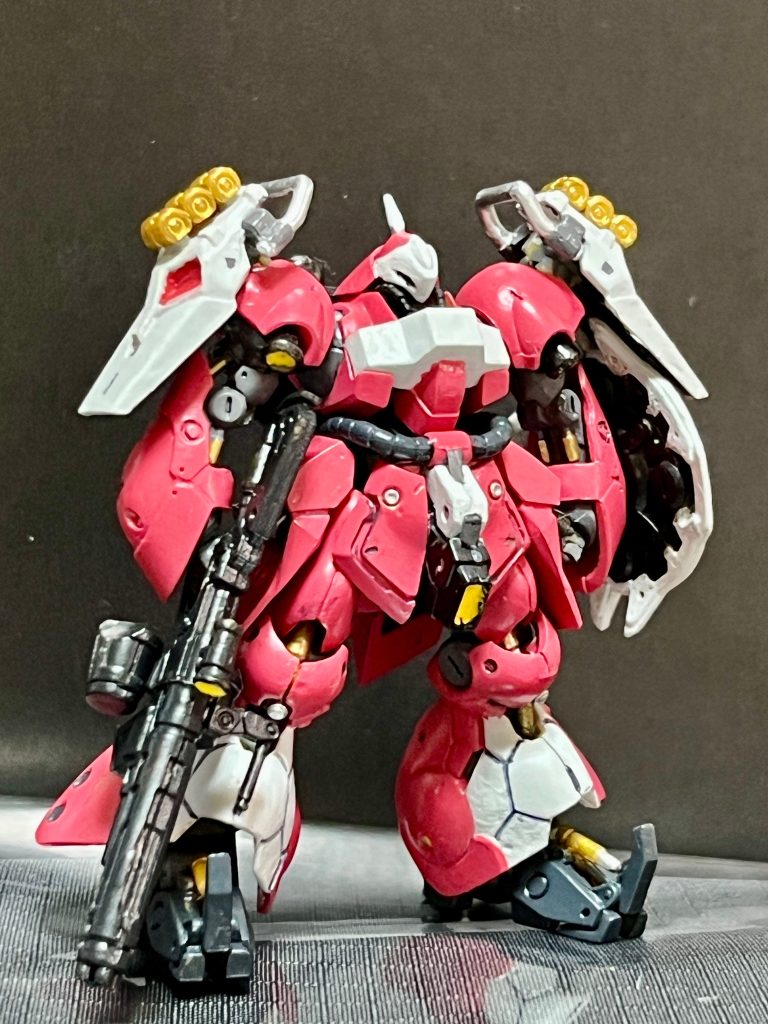 右斜め。大きめのガトリングガンやずっしりとしたプロポーションが、いかにもジオン系の高スペック機っぽくていい感じです。