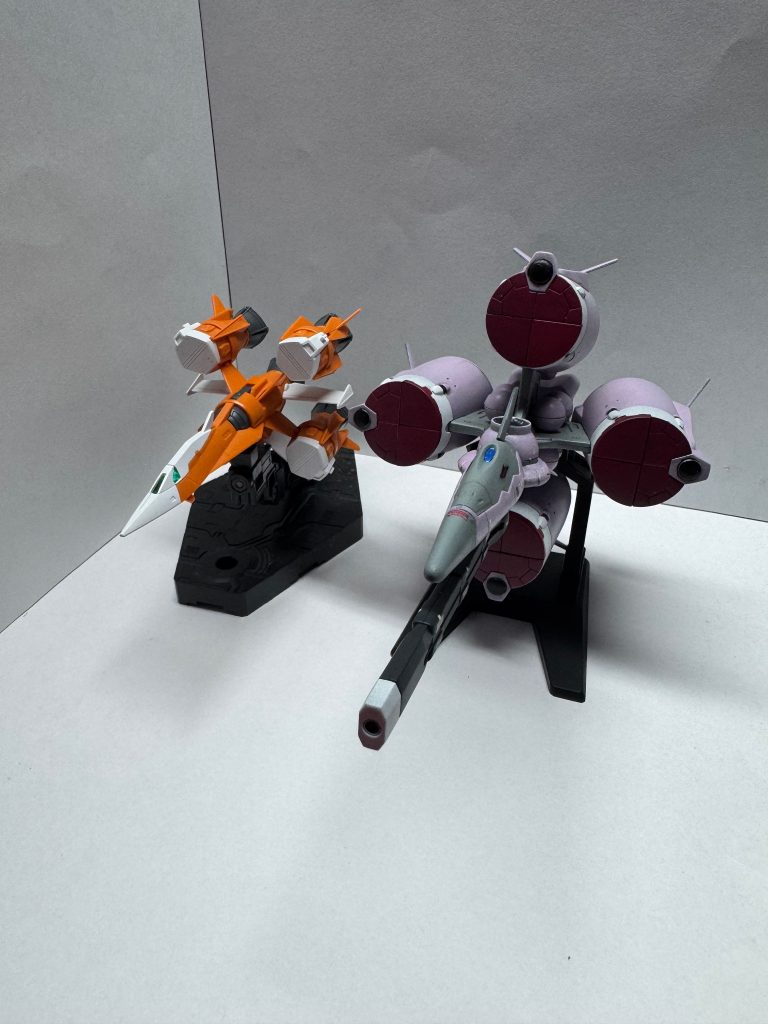紹介することは特にないので、ガンバレルストライカーとの比較です。どうせ比較するならメビウスと比較した方が良いのですが、自分の知る限りメビウスの立体化は聞いたことがありません。フルスクラッチする暇はないです。