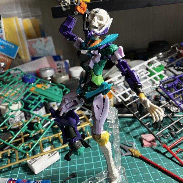 皆様こんにちは😃今回はあまり構想がはかどらず、いろいろと画像検索していたら　あら素敵💓ジークアクス、ジフレドまぁエヴァっぽいこと多方面においてエヴァ仕様で作っている方がいらっしゃいますが、さすがにマーク7は無いかなと思い、着手しました。骨パーツとサイズが微妙に合わないので、バランスを見たり、関節をいじったり、まぁいろいろやってみますw完成までしばらくかかると思いますが、見に来て頂けると嬉しいです。どうぞお付き合いの程、よろしくお願いいたします。（2枚目）