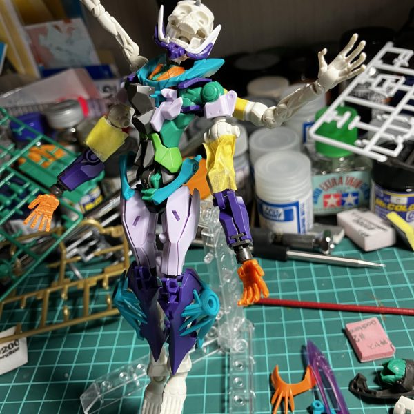 皆様こんばんは。マーク7バランスとりました。腕延長　脛延長　頭がデカいのはご愛嬌でwまぁ塗装すればそれなりに見えるかなとジークアクスベースは部品が細かくてゲート処理面倒くさいですね。ちょっと手直ししながら作っていきますので、またお暇があったら見に来てください。よろしくお願いいたします。（2枚目）
