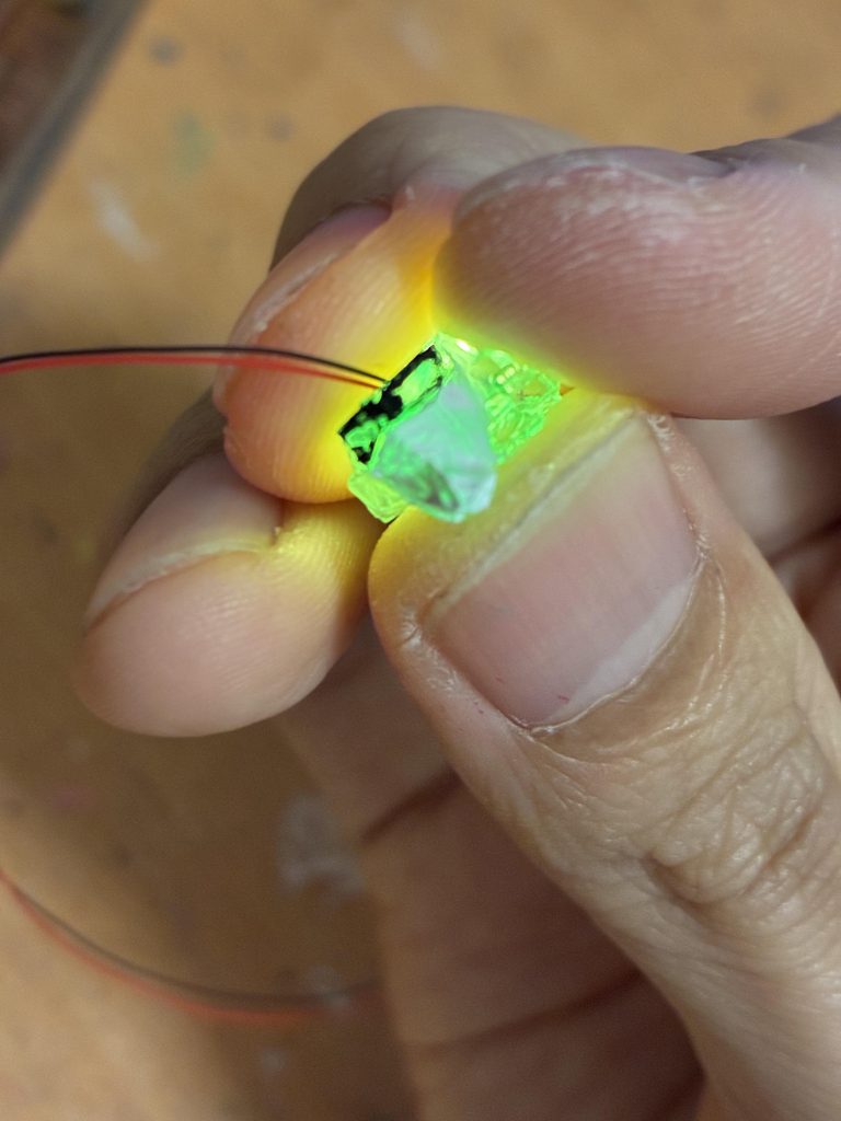 作品名：磁気LED初挑戦<p>目を光らせるために、顔のレジン複製しました。 磁気LEDすごいね、手軽に光る</p>
