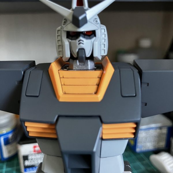 皆様こんにちは。パーフェクトガンダムの塗装しております。頭の合わせ目消し断念しました💦中身はプロガンの配色に近づけて、外装はミリタリー調にしていこうと思っております。いつも黒から立ち上げるのですが、今回はベタ塗りから、少しウェザリングしたいと思います。また、お時間がありましたら見に来てください。よろしくお願いいたします。（2枚目）