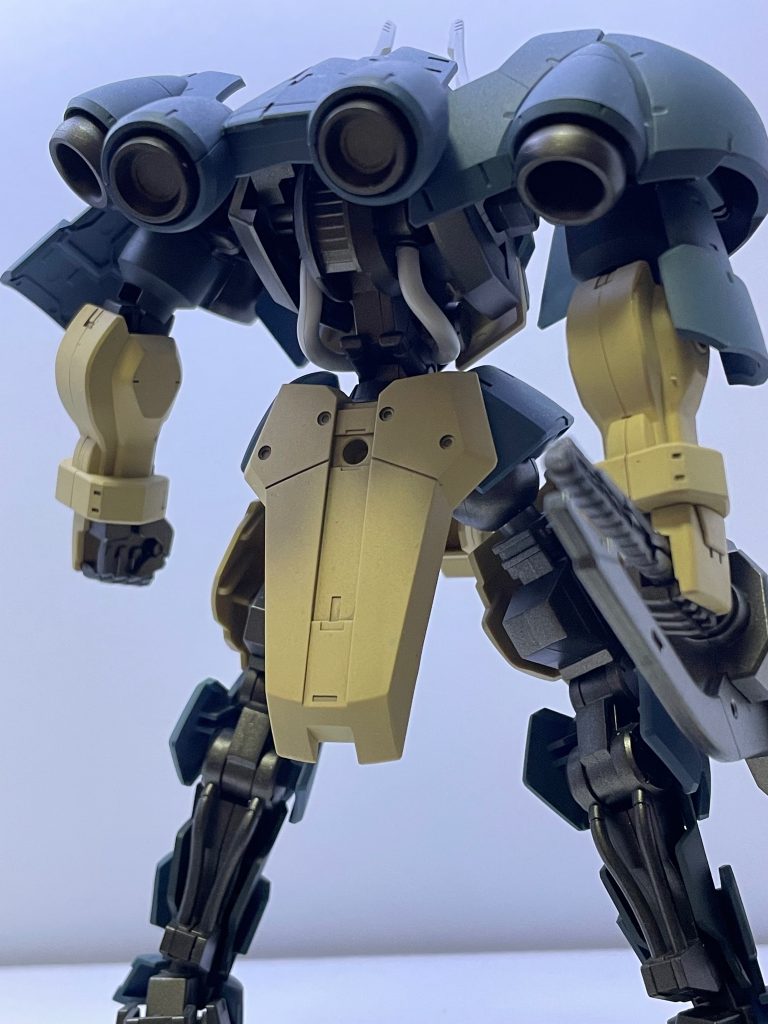 リア側フレーム部分はガンメタルを使い、鉄感を意識してみました。ガンメタの効果を残したかったので、トップコートは半光沢にしました。