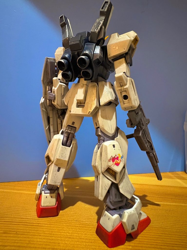 背面。足側面のデカールがオサレぽいんと☺️