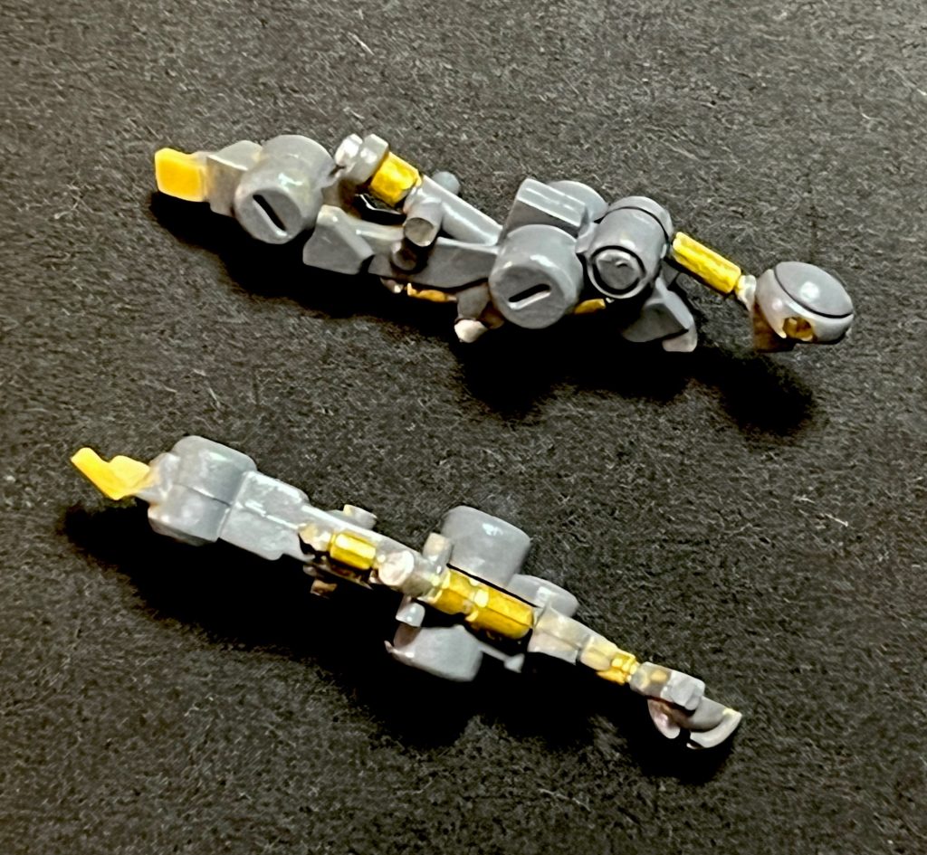 クェス機同様、内部フレームのシリンダーなども塗り分け。カラーレシピは以下の通り。ブルーグリーン：ルブリスウルグリーン（クレオス水性）イエロー：フラットイエロー（タミヤアクリル）ライフルや内部フレームなどの濃いグレー：ジャーマングレー/ドゥンケルグラウ（クレオス水性）コックピット：ソードインパルスレッド（クレオス水性）内部フレームや手などの薄いグレー：グレーバイオレット（クレオス水性）シールド中央部分や胸部：つや消しブラック（クレオス水性）ファンネルやシリンダー、シールドのネオジオン エンブレムなど：スーパーファインゴールド（クレオス水性）ファンネルラックのパイプやシリンダーなど：スーパーファインシルバー（クレオス水性）バーニアやスラスター内部：ベースイエロー（アクリジョン）シールドの砲口：ベースレッド（アクリジョン）モノアイ：蛍光ピンク（アクリジョン）スミ入れ：タミヤのブラック（ブルーグリーンなど濃い色に）とグレイ（フラットイエローなどの薄い色に）