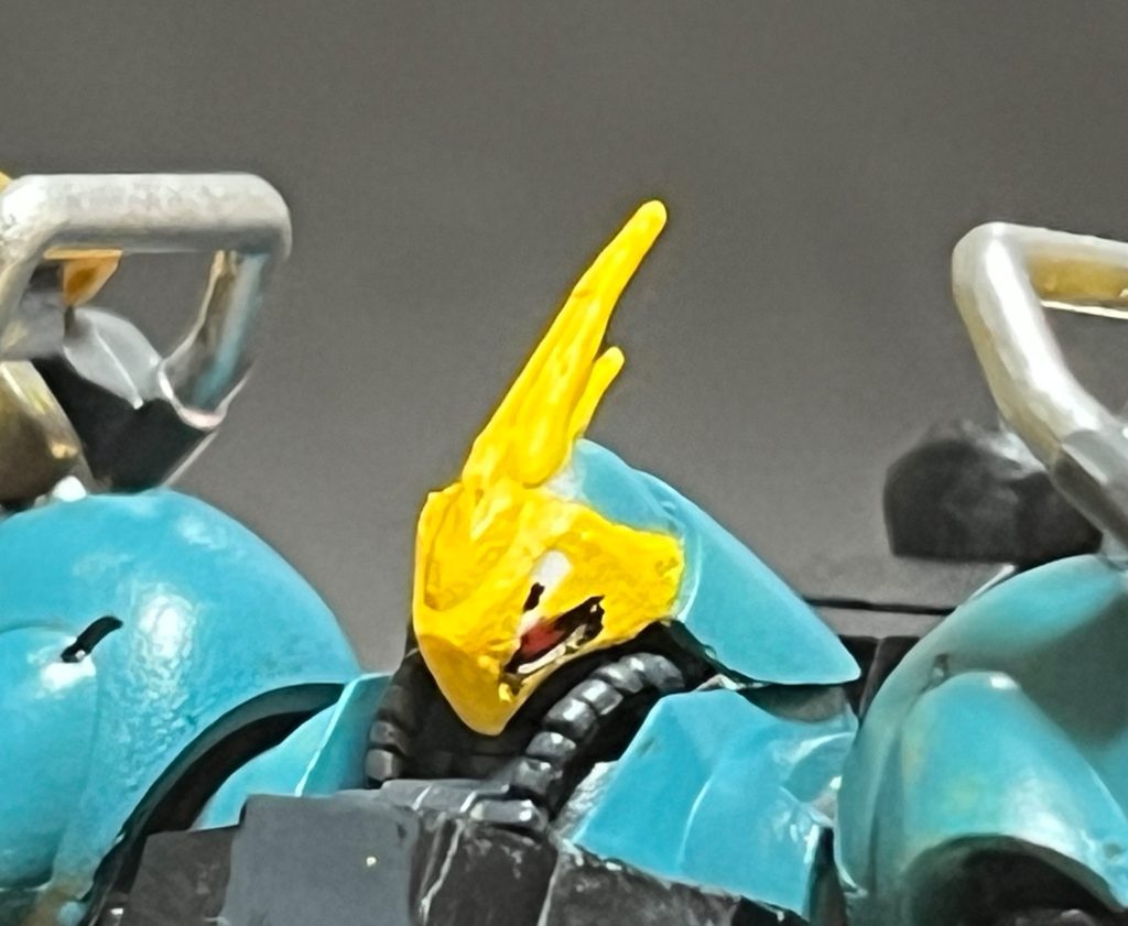 このサイズだと頭部はだいぶ小さくて塗り分けが大変でしたが、モノアイやノーズアートも書き込みました。ムラや塗り分けの境界線についてはご容赦をば。