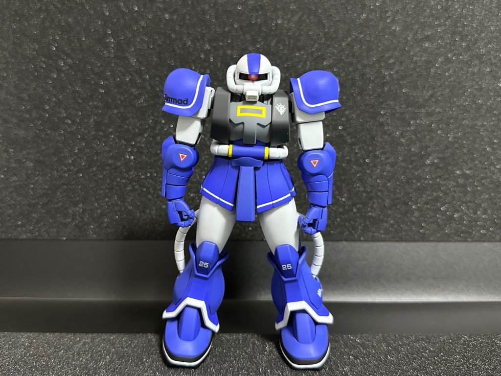 肩はトゲを切り落としてどうにかこうにか成形。1つはキットのもの。もう一つはパチ組してたザクから流用してます