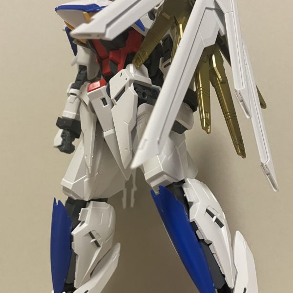 お疲れ様です〜バックパックの改造に着手しました！左肩にマイフリの羽を2枚、右肩にジンライの改造したやつ2つ付けてます。マイフリの羽がマントみたいで良い感じ♪( ´θ｀)ノ今日はYOASOBIさんの大正浪漫と夜に駆ける、kanariaさんのネバーフィクションを聴きながら作成。いつもお世話になっております(￣^￣)ゞ皆さんは音楽聞かれますか？（2枚目）