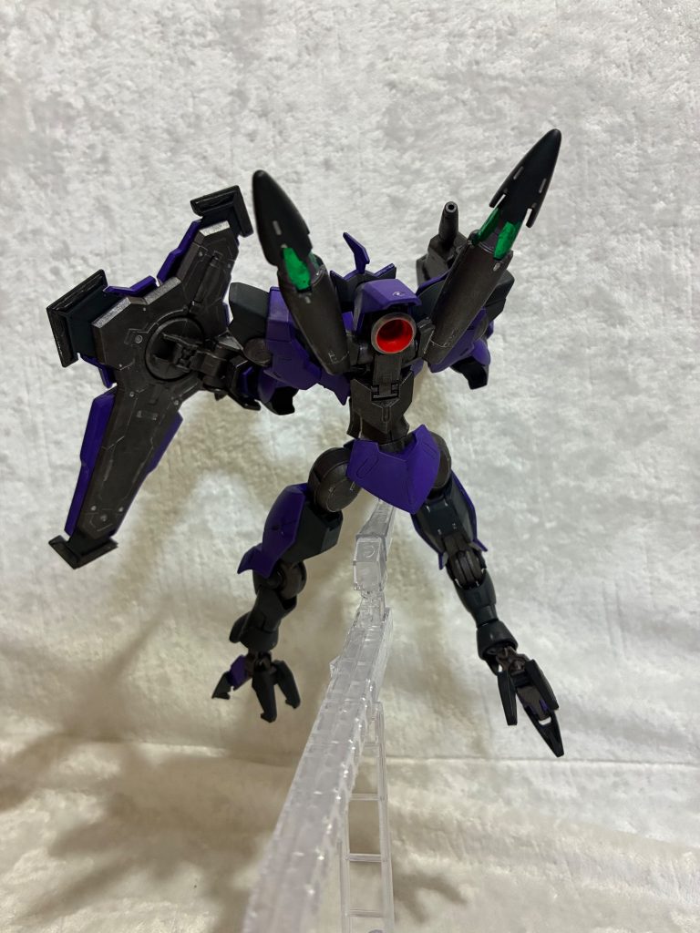 バックショット。実は左脚の関節部分を折ってしまい、真鍮線で補強はしてますが、曲げるのは怖いです。