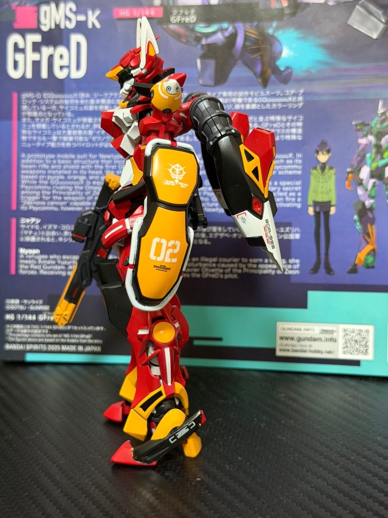シールドにはエヴァ二号機っぽい感じに02のデカールと完全にエヴァに寄せるのも嫌だったので苦し紛れのジオン軍のマークを貼りました