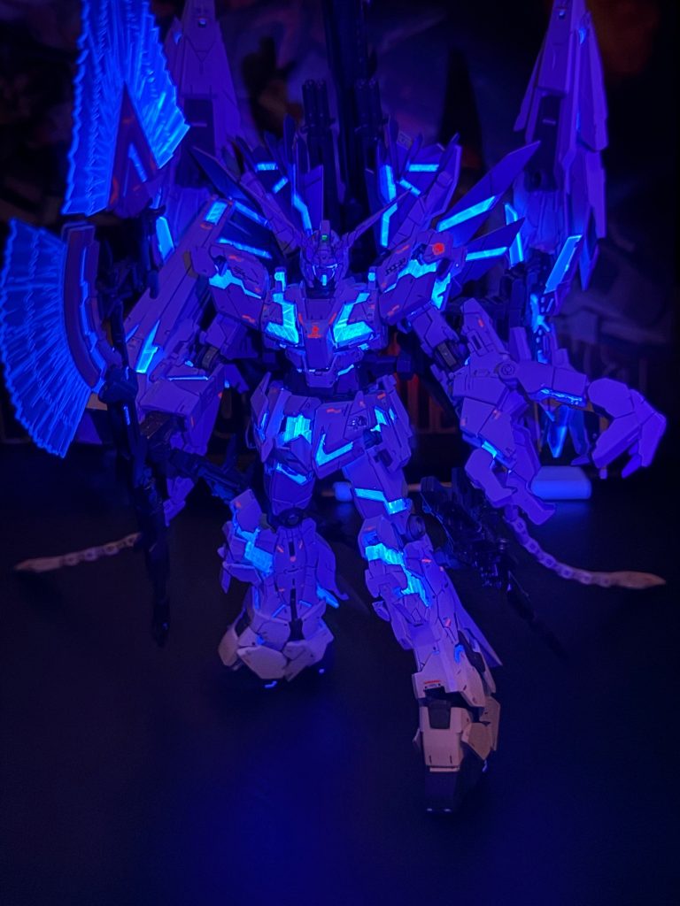 やっぱりユニコーンガンダムと言ったらサイコフレームが光ってるところがかっこいいですよね一応サイコフレーム部分のクリアパーツは全て蛍光クリアブルーを使って塗装してあります