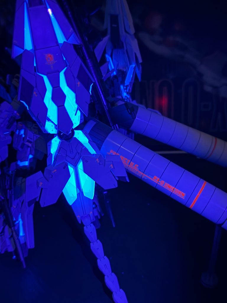 デカールもブラックライトで光るものを使用しています&nbsp;