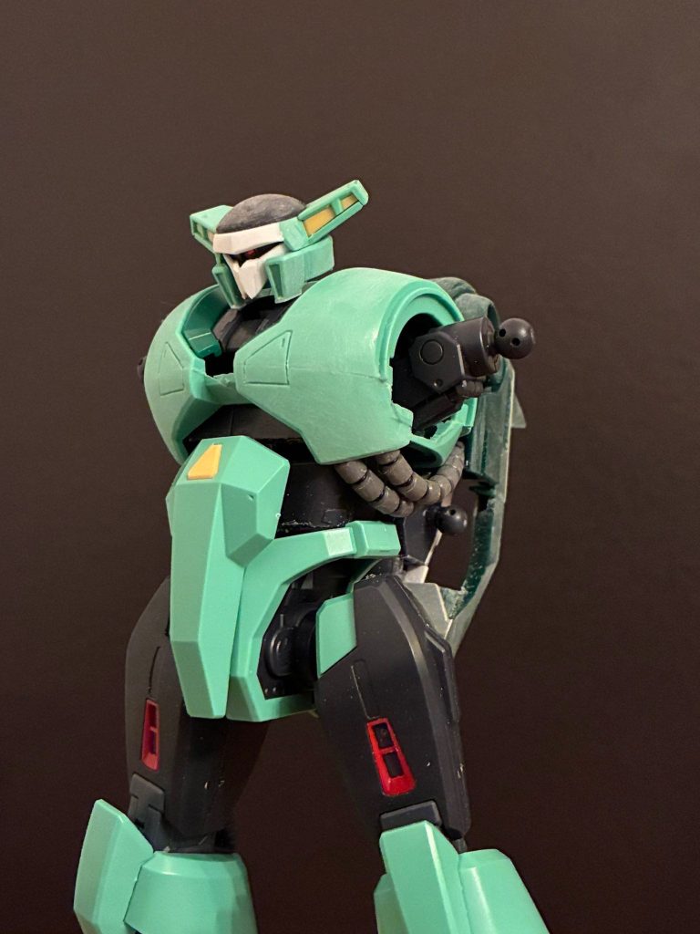 額とマスクを改修し、脇の動力パイプをモビルパイプ+スプリングに置き換えたところ。