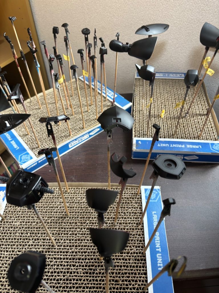 下地に黒サーフェイサー塗装。グレー部分はメカサフの濃い奴使いました。