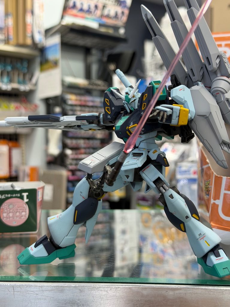 量産型νガンダム半壊状態