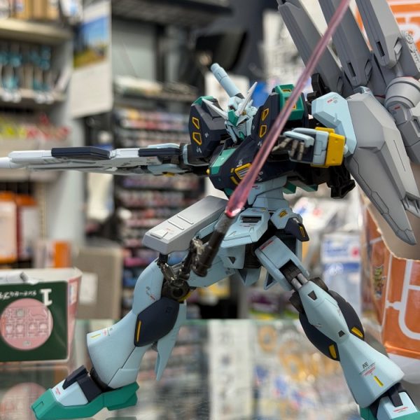 量産型νガンダム半壊状態