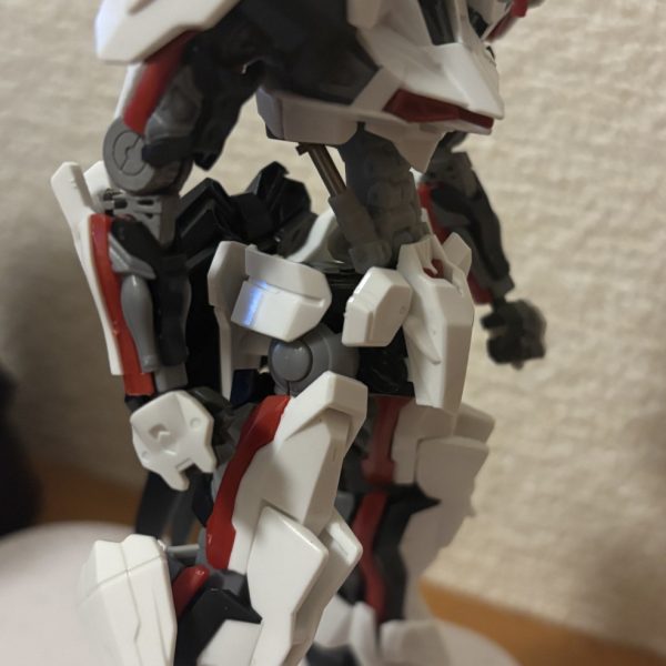 腕の修正が終わったので投稿。胴体を延長した関係で少しバランスが悪かったので腕の延長とガンダムフレーム感の追加を致しました。1.右腕before 左腕after2.いじったパーツ類3.装甲パージ状態(上半身)4.両腕延長5.6.全身写真。アストレイ系と鉄血は感じが合うから作ってて楽しいです。（7枚目）