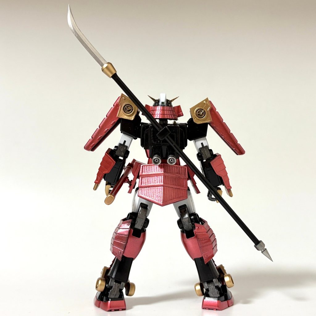 背面。ナギナタはオリジナルデザインの刃が二股に分かれたものではなく、ナギナタを取り扱っているサイトなどを参考にして現実的なデザインに落とし込みました。