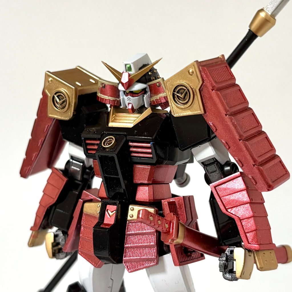 EGはツインアイの表現にものすごく力が入っていますね。立体的に見せるためにツインアイの周りを空洞にすることでフチドリを表現しています。これは使わない手はないと思い、そのまま活用しています。それ以外のカブト部分はすべて3Dプリンタでの出力。フィットさせるのに何度もやり直しを繰り返しましたが、良いバランスになったと思っています。また、頭部メインカメラはラピーテープを張り、光をよく反射してくれています。