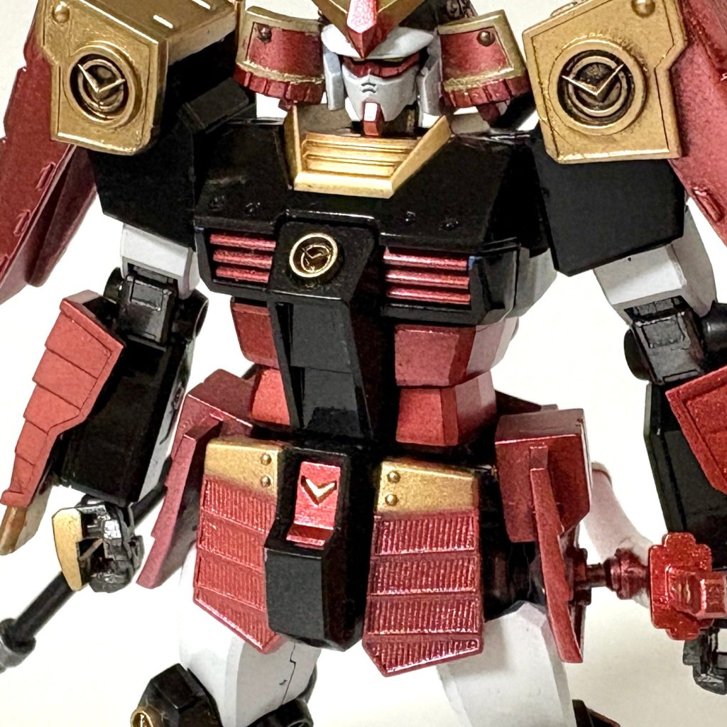 胴体。股間のV字マークもEGは当初から色分けされています。入門キットなのに力の入れようがすごい^^これもそのまま使っています。胸や肩に家紋のようなV字マークを施しました。小さいながらもしっかりと造形できました。すごいね3Dプリンター！
