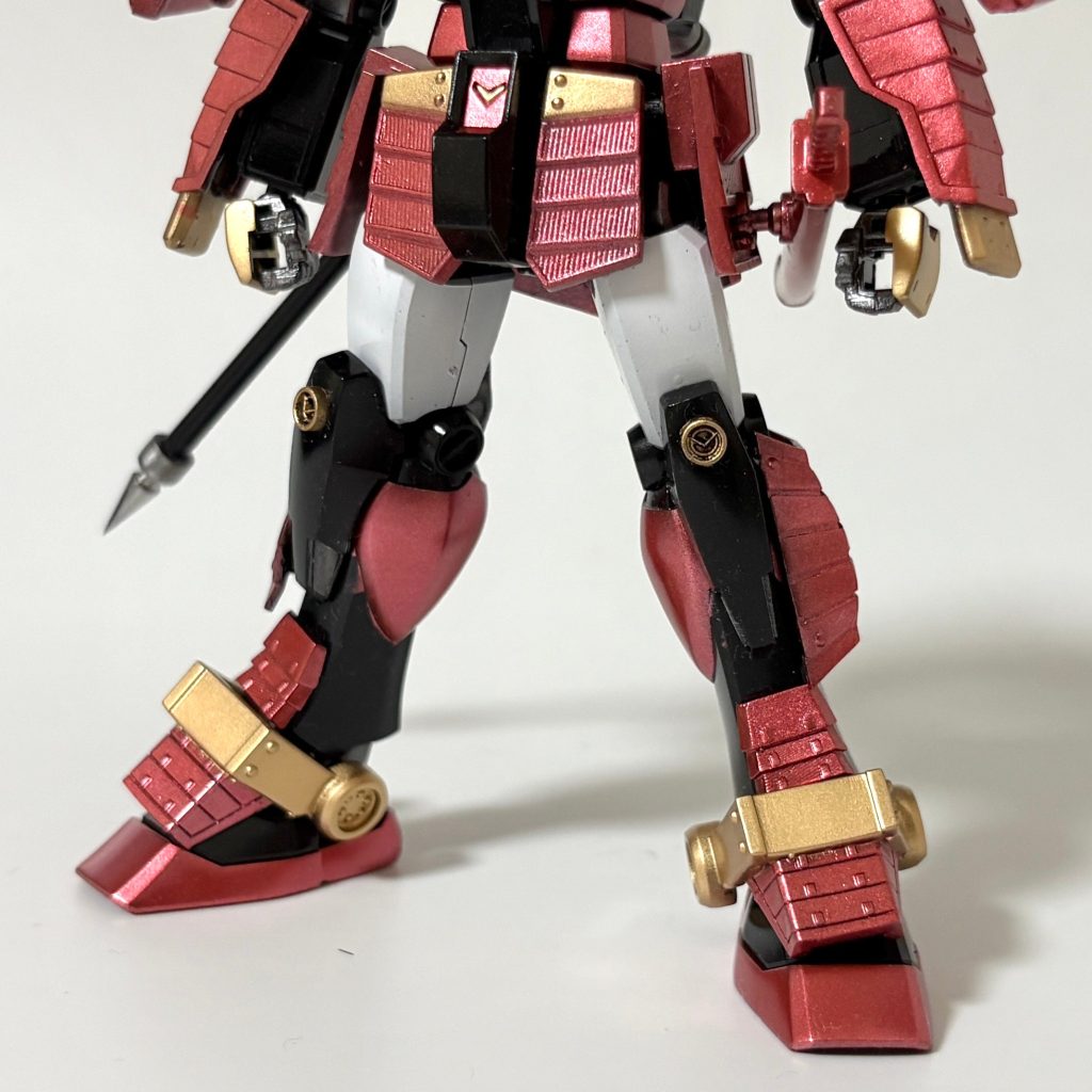 下半身。こちらも膝にV字家紋。一番難しかったのが、ふくらはぎ側面のアーマー。3Dモデリングですが、ガンダムの足は曲面デザインのため、どのような形状にするか一番悩んだところでもあります。何度も出力しなおし何とかフィットしました。スネやアンクルアーマーも3Dプリンターで出力したものになります。