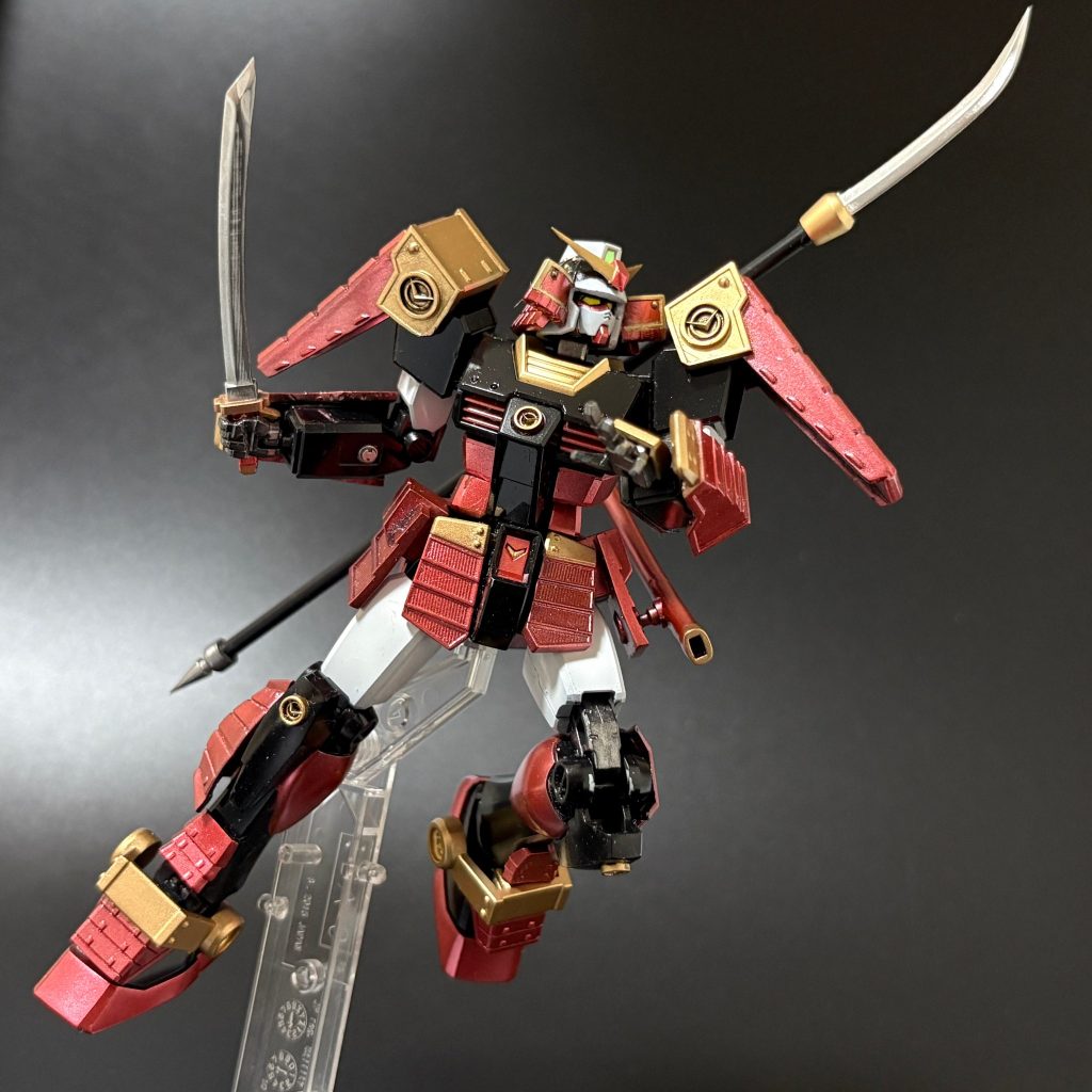 ここからはいくつかポージングをつけたものを。「モビルスーツ戦国伝」のパッケージイラストに寄せたものです。小学生のときに近所のおもちゃ屋さんでハートを撃ち抜かれたパッケージアート。今でも鮮烈に記憶に残っています。でも当時はお金もなかったし、優先度はSDだったんですよね。