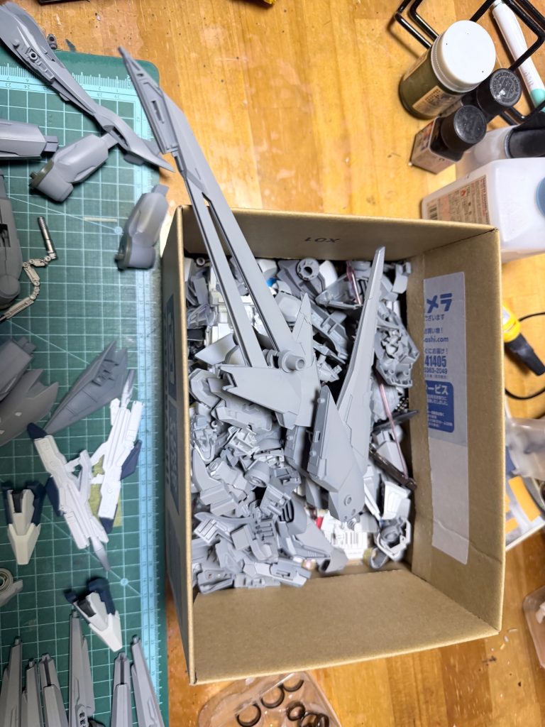 パーツ数の多さはMG以上です。昨年発売されたサイコガンダムmark2は大きいですが、パーツ一つ一つが大きいので、組みやすかったですが、アリュゼウスはゴチャゴチャと色んなものが着くので、パーツ数は半端ないです。