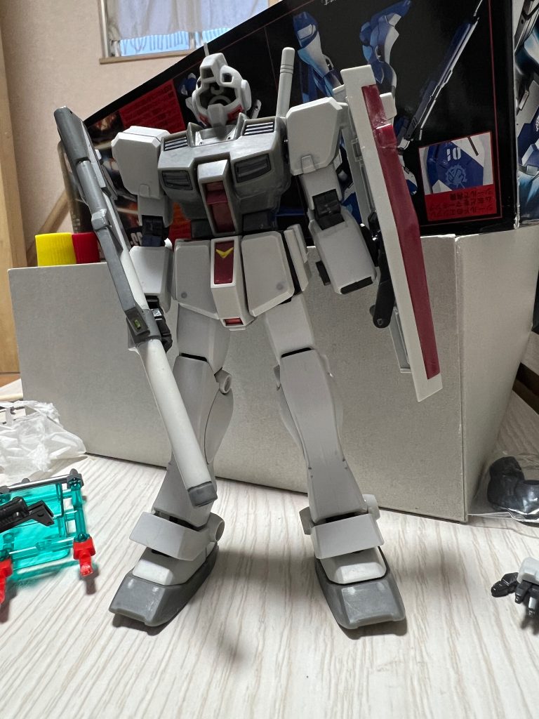 ジムはたくさん作っても飽きませんね。追記部分塗装はしております。今回は、アクリル系のペンを使いました。Nipperというプラモサイトで紹介されてました。隠蔽力も強く使いやすいです。