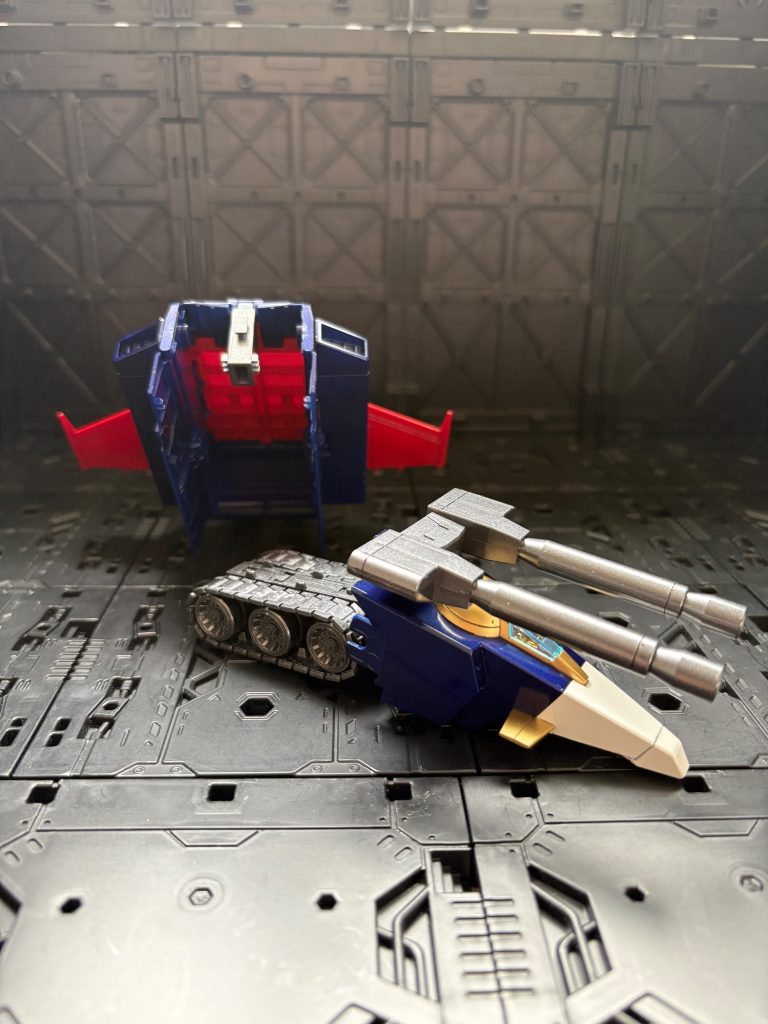 ガンダムとドッキングしてG-ARMORになるために、分離できます。