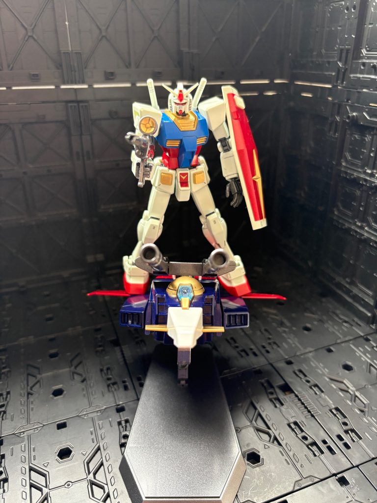 ガンダムと。マグネット無しなので、バランスで立たせてます😅このガンダムはリバイブガンダムを使用しています。なのでドッキングはできません。