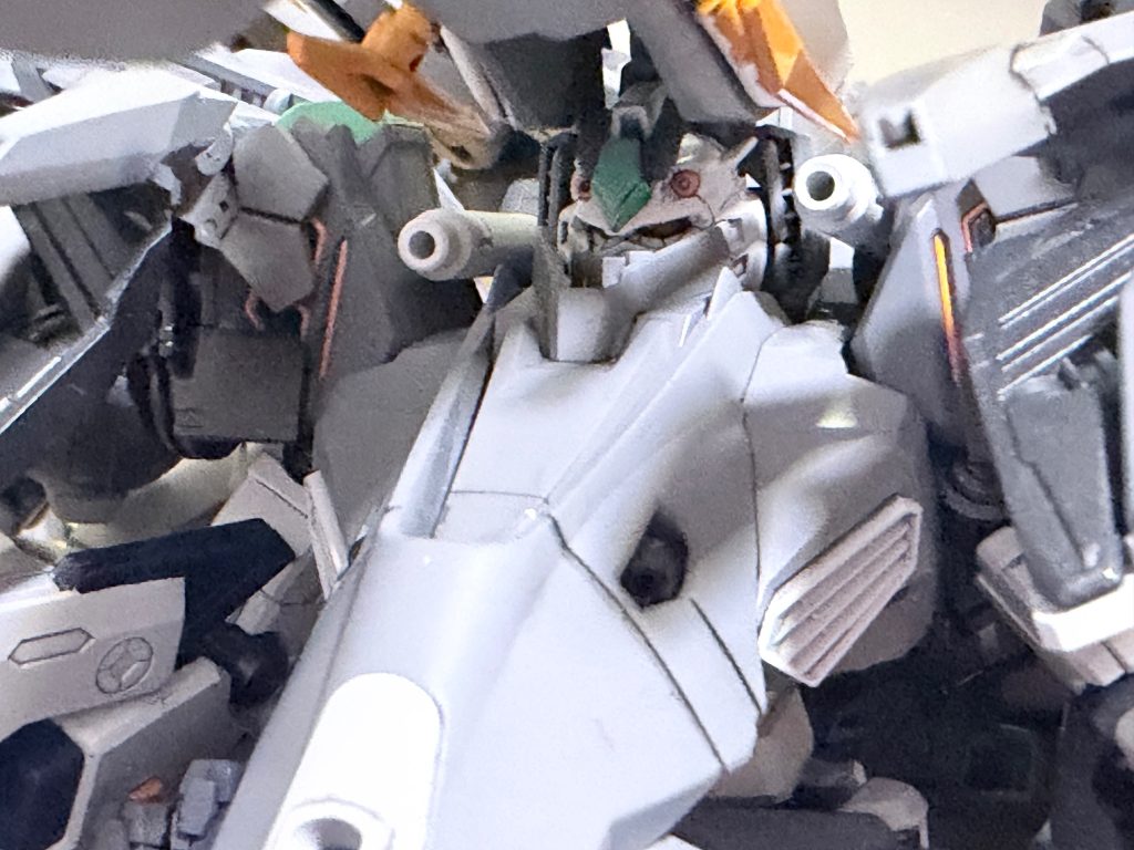 普通に作ると顔が埋まってしまいますが、首部分で2ミリ高くすることで、顔が少し出るので眼力がでます。