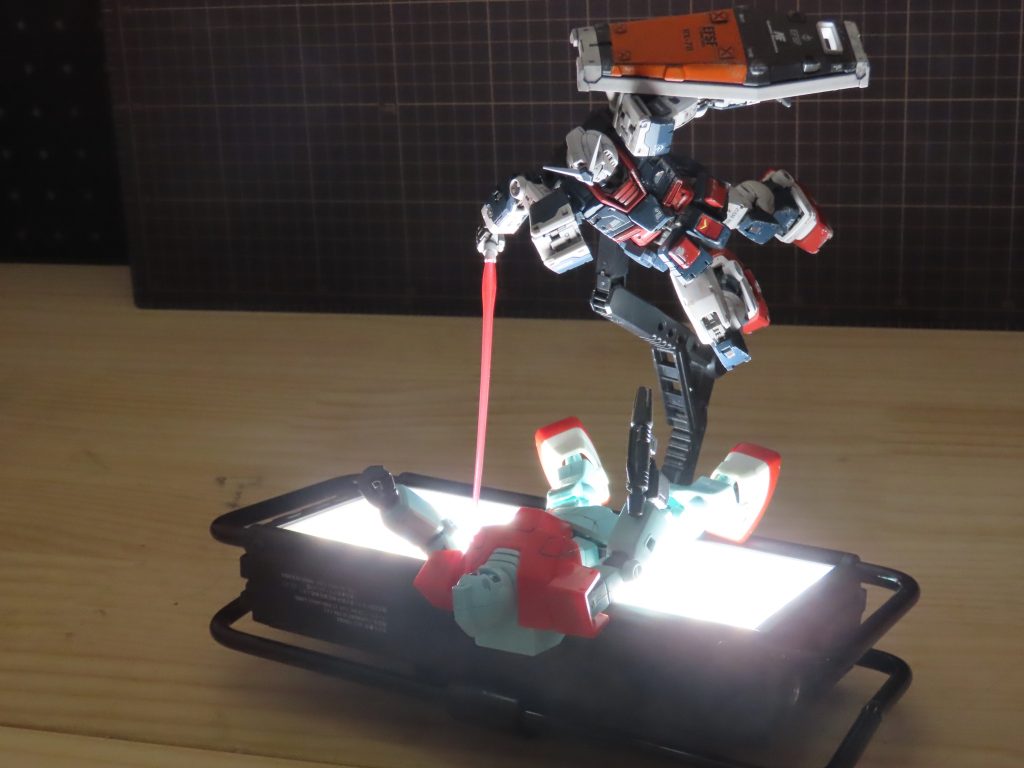 撮影はこんな感じ💡キャンプで使っている高輝度LEDランタンを使うといい感じの陰影ができました👍