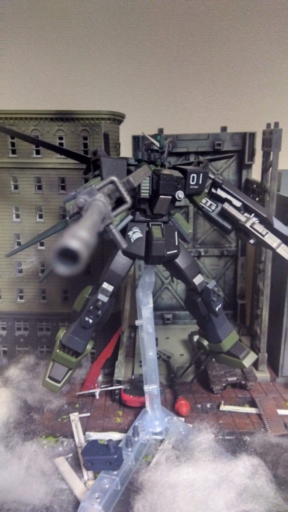 ついでに、この陸戦型ガンダムは汚しているんですが、この写真は汚す前の綺麗な状態。実は、こいつ5年くらい積んでたんですけど、親父がパーツを掃除機で吸い込んでしまって……それで他のキットのパーツが無かったので一緒に注文して作りやがりました。五年越しの完成です。リバイブは色々と言われてるようですが、あたしは好きだぜ？