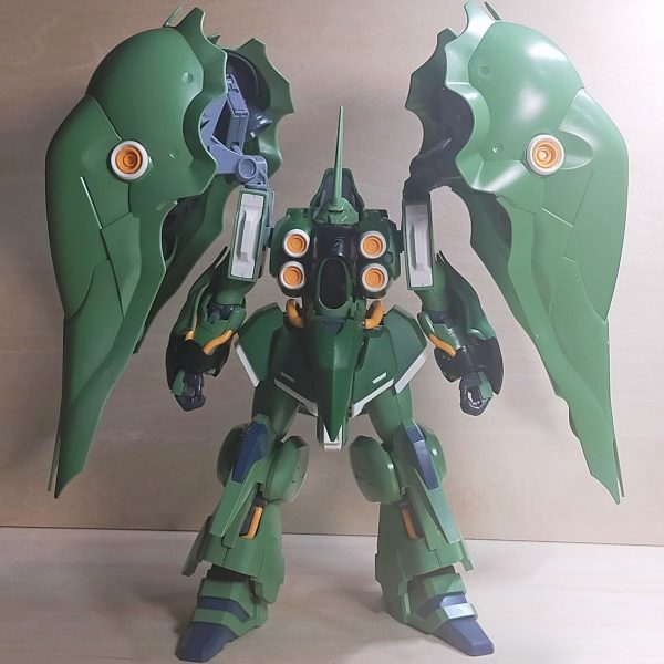 クシャトリヤをベースにクィン・マンサを制作中ガンダムコレクションの同機を参考に、まずはザックリ形状を合わせたしかし腰回りの違和感が凄いので、クシャトリヤ肩裏のパーツを加工しスカートを作成頭部はお手頃なガンダムルブリスのジャンクをベースに、コストを落として工作しているだいぶ嘘も多いが、クィン・マンサぽさは出てきた気がする（2枚目）