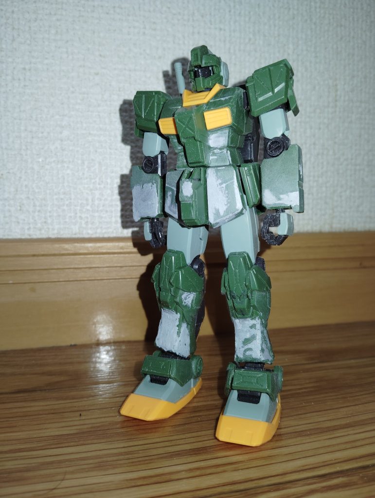 　増加装甲装備前です。　ジム・ストライカーのキットのウェラブル・アーマーから必要ない部分や形状が装甲強化型ジムと違う部分を削り、パテで表面を処理していきます。　