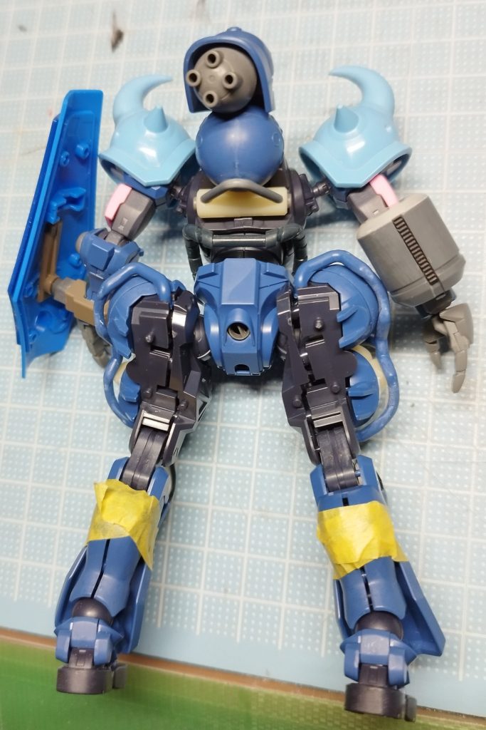 バックパックも大半は軍警ザクの部品をカットした余りなどを組み合わせて。ヒートロッドリールはアリオスのGNドライブだったかな？途中悩みつつも妄想していた通りの形に出来上がったのではないかと思います。まだまだ妄想しているMSはたくさんあるので手を動かしていかねば！最後まで御覧いただきありがとうございました(gundam-kao3)