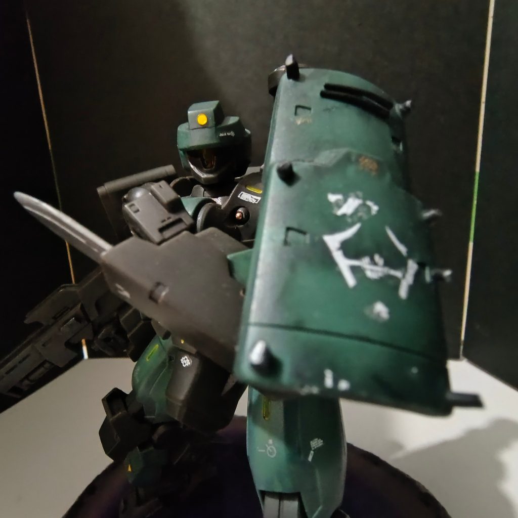 シールドにランナーを切って貼り付けちゃいました(zaku-kao3)わかりますか？現地改修感が出ていたらいいのですが