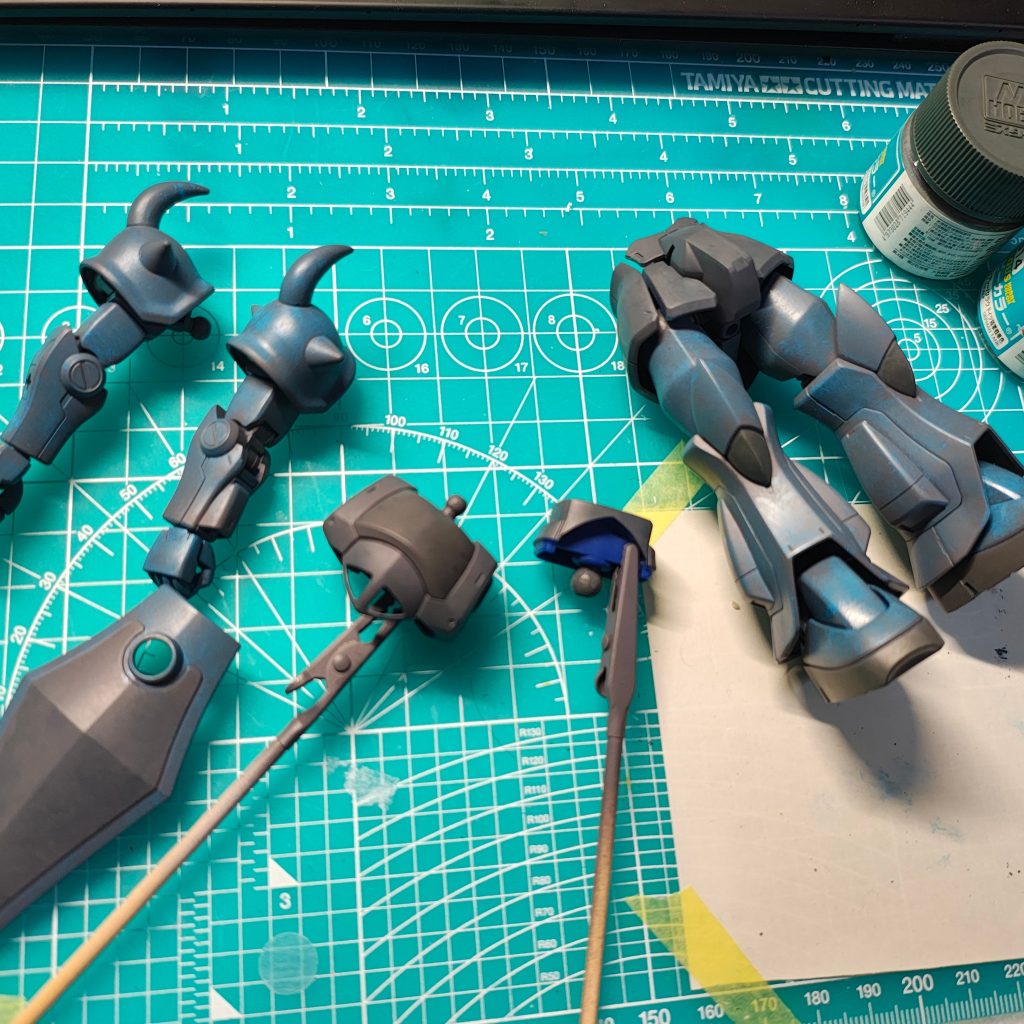 それぞれ1色目の最初の一周後の段階。水色以外はもうこれで終わりに2色目にしました。水色はちゃんと発色するまで3週目ぐらいまで塗っています。塗る時は、いつもだいたいこれぐらいのパーツ単位で塗っています。お腹はコクピットのオレンジがあったので分割しました。