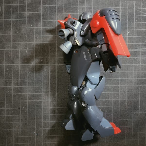 旧キットゾリディアなんて誰もいないだろうと思ってたら、さすがGUNSTA、おられました。昔背部スラスターのボールジョイント化したモノです。多分途中で1/60V2見かけて購入して、更にMGが始まったで頓挫しています。肩部品紛失。MK2の方はちゃんと塗装中。※このやり方だと塗料が少し節約できますが隣のパーツが砂吹きになっちゃいますのでまあなんともな方法です。HG Gガン1/100はポリキャップ剥き出しをどうにかすれば、というか、パチ組み終了でも、キットのこの完成度なら終了でいいかもしれんです。※以下は個人の感想です。ダイヤのＡのアニメ再開ですが事前のＯＰ発表がGLAYでもなくましてや初っ端の時の歌手でもなくで「そりゃねえわ」と思ってたら、結構話も不評があるようで。このままだと俺たちの麻生があんまり目立たないのか？見てないのでアレですけどひがっさんの最後のシュシュシューやったか？とかなにかと矢面に立たされるゾノ（結構ファンです）の最後の雄たけび「ざまあみさらせク✕があ」のカット危惧とかまあいろいろあります。※これもあくまで個人の感想です。一部引用なので大丈夫かと思いますが（画像右）1/60ザク大河原御大作です。これをガキの時に見てスゲエと思って、今でも太ももの銀の出し方がわからん、スゲエとかその他もろもろスゲエです。あと、開田画伯スゲエ。（6枚目）