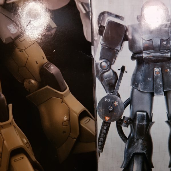 旧キットゾリディアなんて誰もいないだろうと思ってたら、さすがGUNSTA、おられました。昔背部スラスターのボールジョイント化したモノです。多分途中で1/60V2見かけて購入して、更にMGが始まったで頓挫しています。肩部品紛失。MK2の方はちゃんと塗装中。※このやり方だと塗料が少し節約できますが隣のパーツが砂吹きになっちゃいますのでまあなんともな方法です。HG Gガン1/100はポリキャップ剥き出しをどうにかすれば、というか、パチ組み終了でも、キットのこの完成度なら終了でいいかもしれんです。※以下は個人の感想です。ダイヤのＡのアニメ再開ですが事前のＯＰ発表がGLAYでもなくましてや初っ端の時の歌手でもなくで「そりゃねえわ」と思ってたら、結構話も不評があるようで。このままだと俺たちの麻生があんまり目立たないのか？見てないのでアレですけどひがっさんの最後のシュシュシューやったか？とかなにかと矢面に立たされるゾノ（結構ファンです）の最後の雄たけび「ざまあみさらせク✕があ」のカット危惧とかまあいろいろあります。※これもあくまで個人の感想です。一部引用なので大丈夫かと思いますが（画像右）1/60ザク大河原御大作です。これをガキの時に見てスゲエと思って、今でも太ももの銀の出し方がわからん、スゲエとかその他もろもろスゲエです。あと、開田画伯スゲエ。（5枚目）