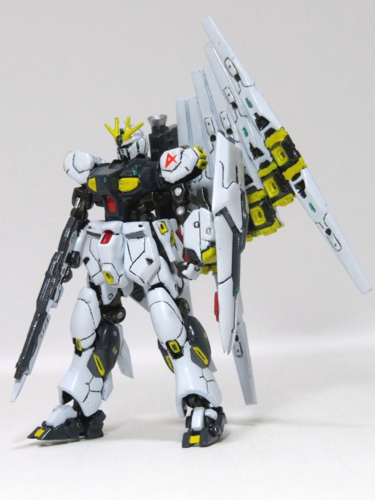 ・使用した塗料（クレオス）GQuuuuuuXホワイトネイビーブルーグレージオン系MSレッドMSイエロー黒鉄色GXメタリックグリーン水性ホビーマーカー　ゴールド&シルバー・スミ入れコピックモデラー0.02mmスミいれ筆ペン塗り残し対策で、最初に黒鉄色で全て塗装してから、塗装をスタートしました。