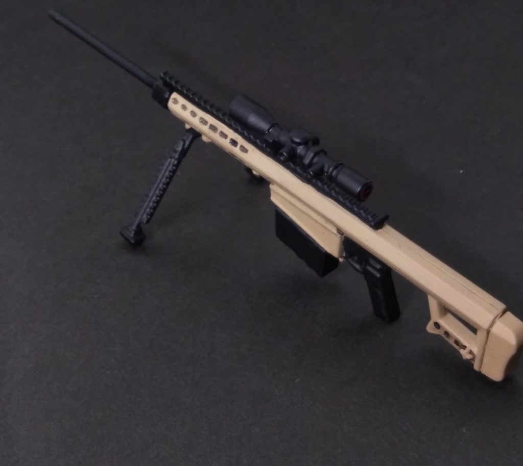 白兵戦向けの機体ゆえか武器は控えめの模様。そこで山田化学のスナイパーライフルとロケットランチャーを追加してみました。100円でもこのクオリティ、台座まで付いておなかいっぱいです！&nbsp;